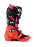 Alpinestars Tech 7 Boots, bottes de motocross, noir, rouge fluo et rose fluo, profil latéral montrant le design technique avec boucles à fermeture rapide, coque inférieure en TPU brillant et système de double pivot pour la course tout-terrain.