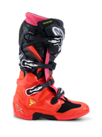 Alpinestars Tech 7 Boots, bottes de motocross, noir, rouge fluo et rose fluo, profil latéral montrant le design technique avec boucles à fermeture rapide, coque inférieure en TPU brillant et système de double pivot pour la course tout-terrain.