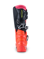 Bottes Alpinestars Tech 7, bottes de motocross, noir, rouge fluo et rose fluo, vue arrière montrant le talon en TPU renforcé, la tige multi-matière et la guêtre supérieure rose