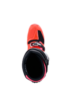 Bottes Alpinestars Tech 7, Collection MX26, bottes de motocross, noir, rouge fluo et rose fluo, vue de dessus de l'ouverture intérieure, avec doublure rose vif et coque extérieure rouge fluo avec fermeture par boucle.