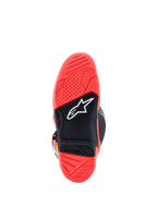 Bottes Alpinestars Tech 7, vue de la semelle extérieure, rouge fluo et noir, semelle en caoutchouc bi-composé texturée avec logo étoile Alpinestars blanc et indicateur d'usure