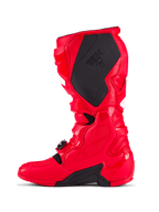Bottes Alpinestars Tech 7, bottes de motocross, rouge vif, vue latérale médiale présentant un grand panneau de préhension texturé noir avec marquage Tech 7, coque de protection en TPU et système de fermeture à boucles réglables pour le tout-terrain