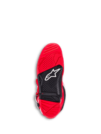 Bottes Alpinestars Tech 7, bottes de motocross, rouge vif, vue de dessous de la semelle extérieure, dotées d'un caoutchouc bi-composé rouge et noir, adhérence texturée pour les repose-pieds, logo Astar blanc et indicateur de limite d'usure visible.