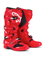 Bottes Alpinestars Tech 7, bottes de motocross, rouge vif, avec logo Astars blanc sur le tibia, système de fermeture à boucles argentées et noires, et coque de protection en TPU pour des performances tout-terrain