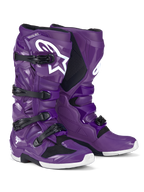 Bottes Alpinestars Tech 7, bottes de motocross, pourpre, dotées de boucles noires et d'un grand logo Astars blanc, conception protectrice haute performance avec fermeture à quatre sangles et coque en TPU durable pour les courses tout-terrain