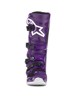 Bottes Alpinestars Tech 7, bottes de motocross pourpres, vue de face, dotées de quatre boucles noires, logo Alpinestars blanc sur la plaque tibiale, coque en TPU durable et construction synthétique pour une protection tout-terrain