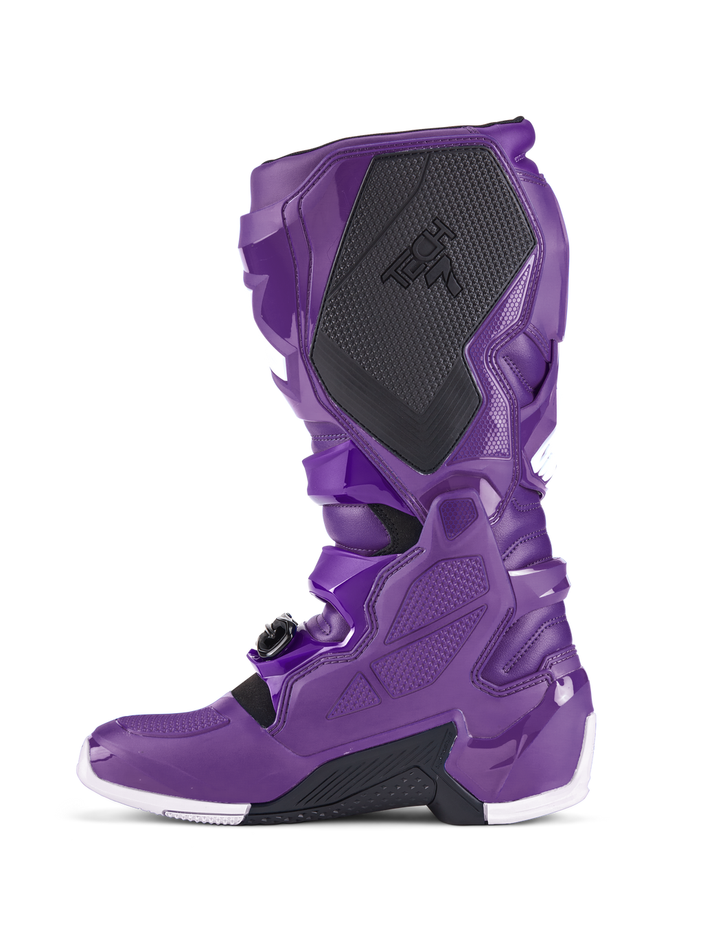 Bottes Alpinestars Tech 7, bottes de motocross pourpres, vue de profil montrant la protection du mollet noire texturée avec le marquage TECH 7, coque en TPU pourpre, système de boucles sécurisé et accents blancs sur la semelle, chaussures spécialisées pour la course tout-terrain