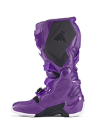 Bottes Alpinestars Tech 7, bottes de motocross pourpres, vue de profil montrant la protection du mollet noire texturée avec le marquage TECH 7, coque en TPU pourpre, système de boucles sécurisé et accents blancs sur la semelle, chaussures spécialisées pour la course tout-terrain