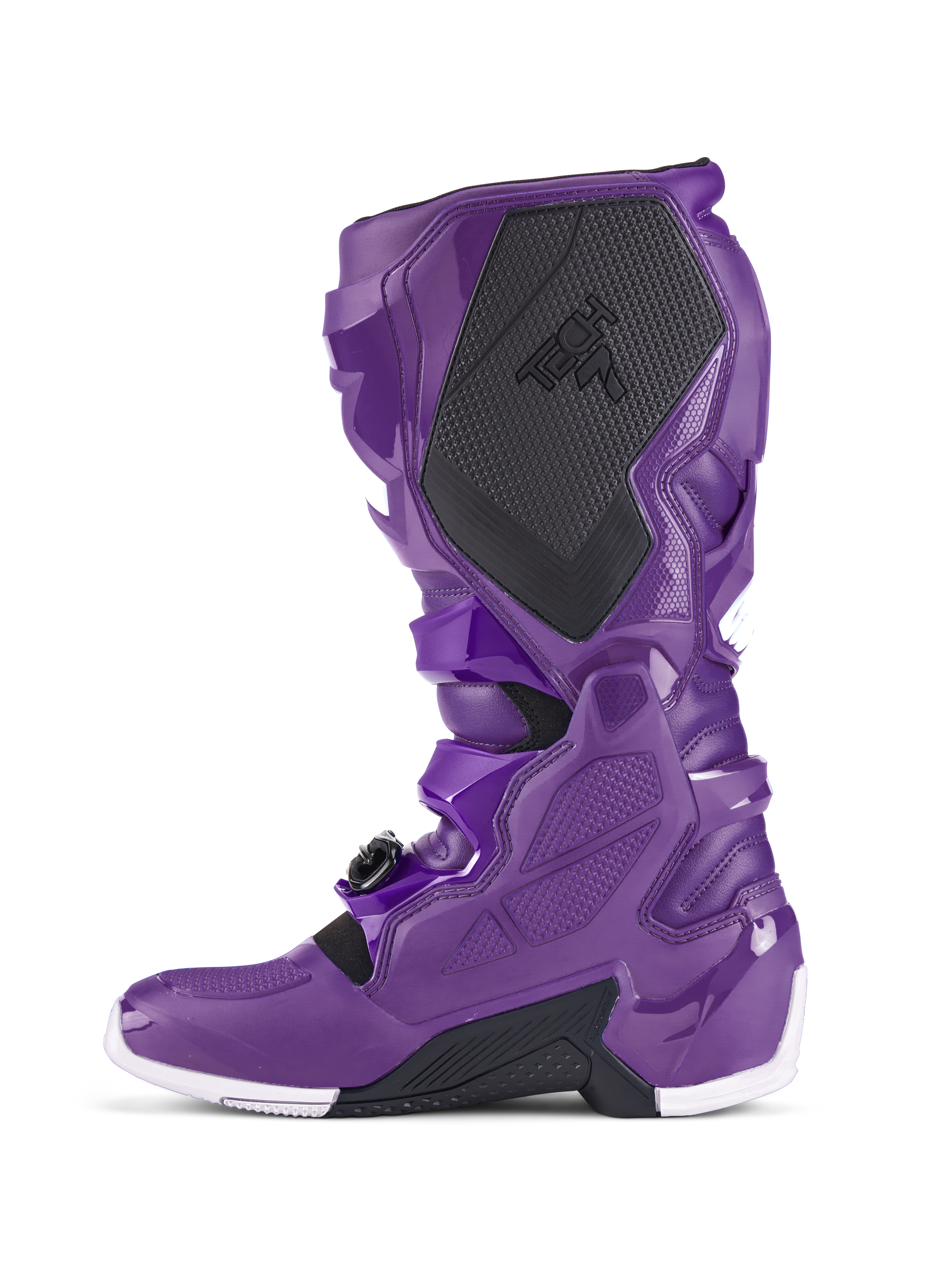 Bottes Alpinestars Tech 7, bottes de motocross pourpres, vue de profil montrant la protection du mollet noire texturée avec le marquage TECH 7, coque en TPU pourpre, système de boucles sécurisé et accents blancs sur la semelle, chaussures spécialisées pour la course tout-terrain