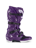 Bottes Alpinestars Tech 7, bottes de motocross tout-terrain, pourpre brillant avec boucles noires et détails blancs, vue latérale, système de fermeture à quatre sangles, logo Star blanc sur le talon et le tibia, construction en TPU durable pour des performances tout-terrain