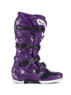 Bottes Alpinestars Tech 7, bottes de motocross tout-terrain, pourpre brillant avec boucles noires et détails blancs, vue latérale, système de fermeture à quatre sangles, logo Star blanc sur le talon et le tibia, construction en TPU durable pour des performances tout-terrain