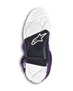 Bottes Alpinestars Tech 7, bottes de motocross pourpres, vue de la semelle montrant le caoutchouc vulcanisé bi-composé blanc et noir, avec le logo Alpinestars et un indicateur de limite d'usure rouge visible pour les performances tout-terrain.