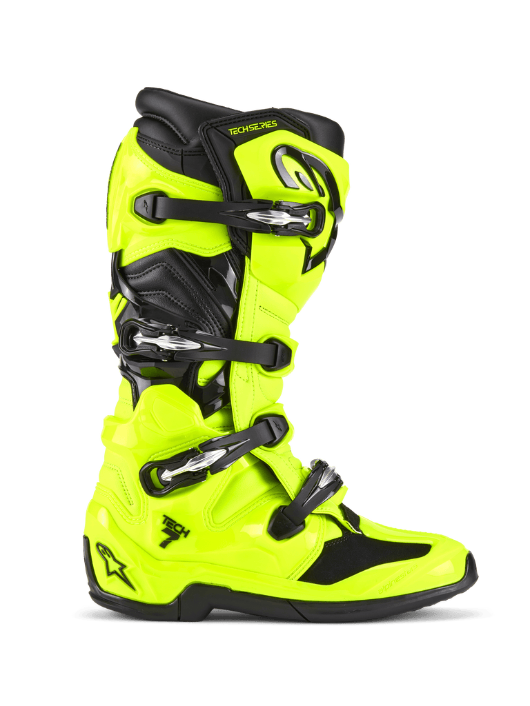 Bottes Alpinestars Tech 7, bottes de motocross, jaune fluo et noir, vue de profil présentant une coque en TPU jaune fluo brillant avec quatre boucles noires, talon et pointe renforcés, système de pivot pour la flexibilité et esthétique de course tout-terrain professionnelle