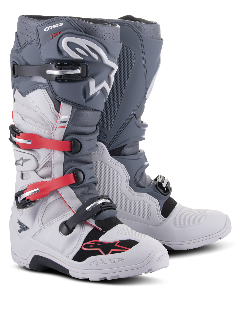 Bottes Alpinestars Tech 7 Enduro, chaussures de moto tout-terrain, gris clair et gris foncé avec des accents rouge vif, dotées d'un système de fermeture à boucles multiples et d'une semelle robuste conçue pour l'enduro et le trail