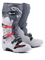 Bottes Alpinestars Tech 7 Enduro, chaussures de moto tout-terrain, gris clair et gris foncé avec des accents rouge vif, dotées d'un système de fermeture à boucles multiples et d'une semelle robuste conçue pour l'enduro et le trail