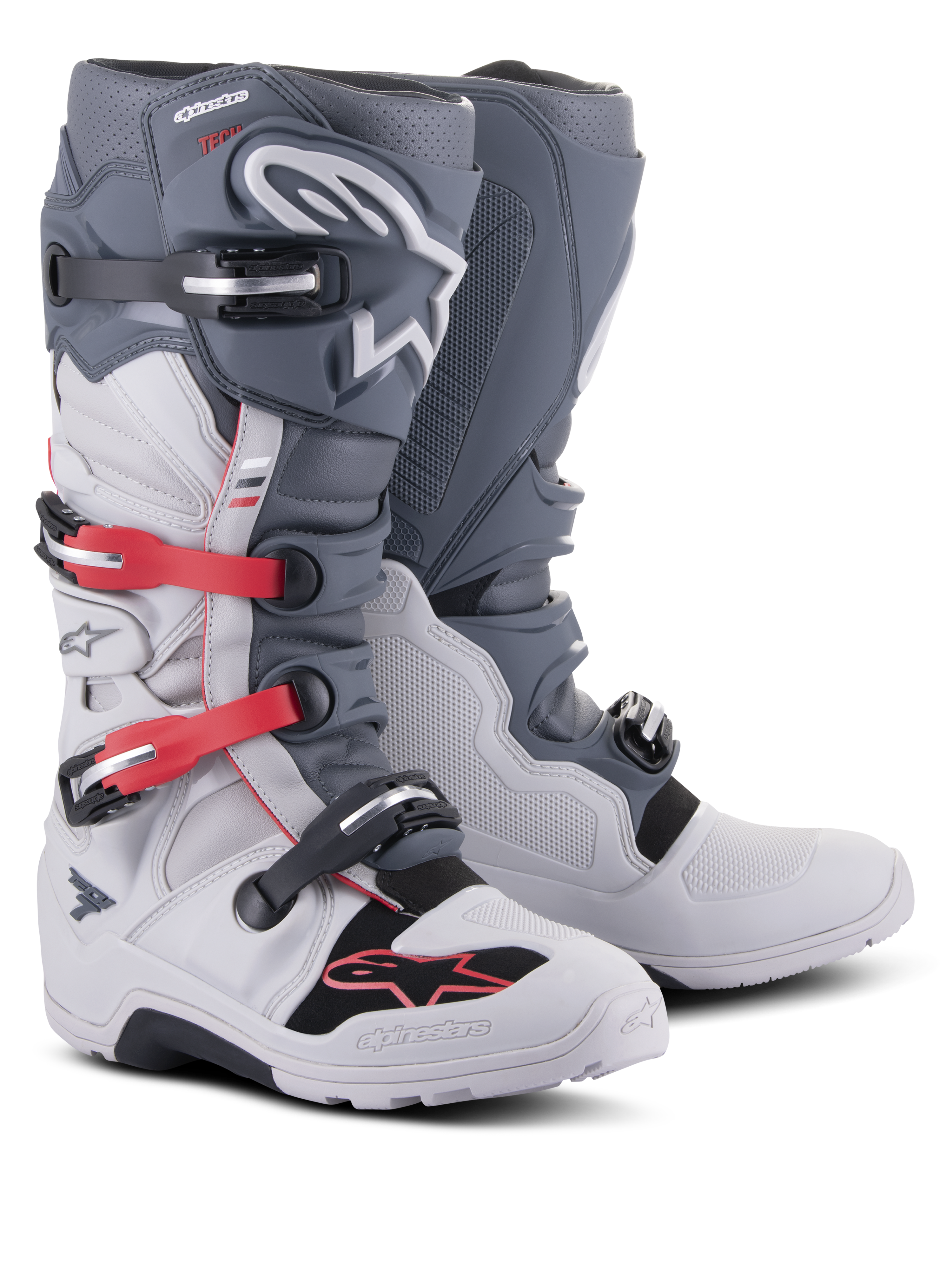Bottes Alpinestars Tech 7 Enduro, chaussures de moto tout-terrain, gris clair et gris foncé avec des accents rouge vif, dotées d'un système de fermeture à boucles multiples et d'une semelle robuste conçue pour l'enduro et le trail