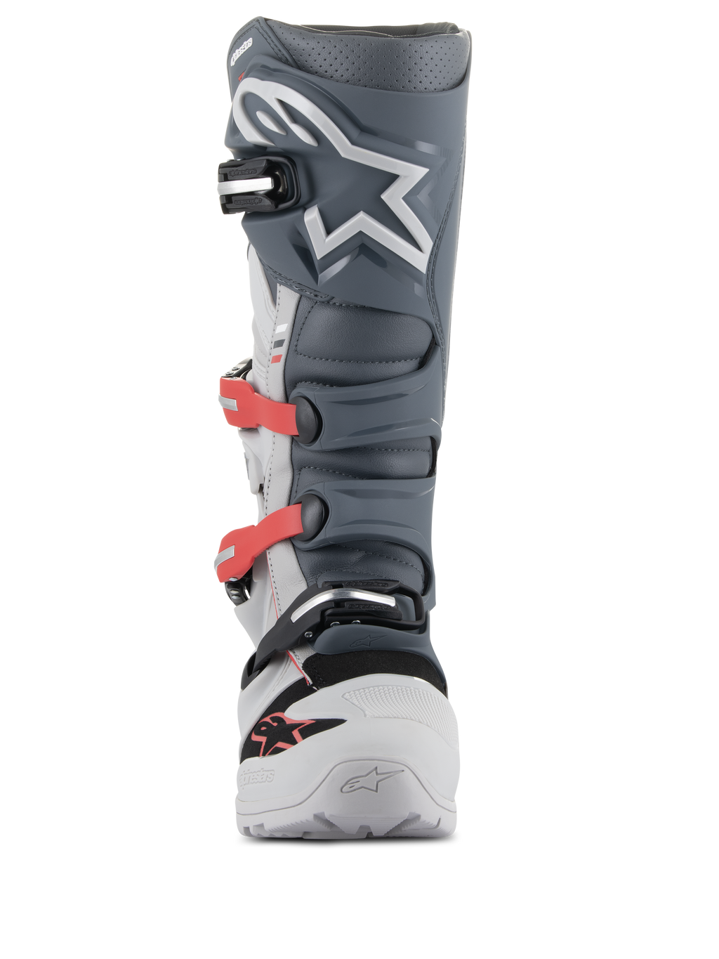 Bottes Alpinestars Tech 7 Enduro, bottes de motocross et d'enduro, gris clair, gris foncé et rouge vif, vue de face présentant un système de boucles avancé avec des sangles rouges, une plaque tibiale en TPU gris foncé avec logo étoile blanc et un châssis gris clair durable.