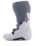 Bottes Alpinestars Tech 7 Enduro, gris clair, gris foncé et rouge vif, vue de profil, avec panneaux de protection en TPU, système de fermeture à boucles innovant et semelle robuste pour les performances tout-terrain