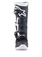 Bottes Alpinestars Tech 7 Enduro Drystar®, bottes de moto enduro, noir et blanc, dotées d'un grand logo Alpinestars blanc sur la plaque tibiale, un système de fermeture à quatre boucles et une semelle blanche robuste, conçues pour la performance tout-terrain