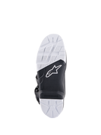 Bottes Alpinestars Tech 7 Enduro Drystar®, vue détaillée de la semelle, composé de caoutchouc double densité noir et blanc à haute adhérence, avec logo Alpinestars et insert de repose-pied remplaçable, conçue pour une traction tout-terrain et enduro
