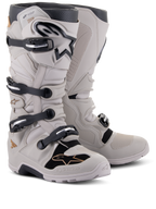 Bottes Alpinestars Tech 7 Enduro Drystar®, bottes d'enduro tout-terrain, gris sable, dotées de quatre fermetures à boucles noires, membrane imperméable, plaque de tibia en TPU et semelle robuste pour le motocross et l'enduro
