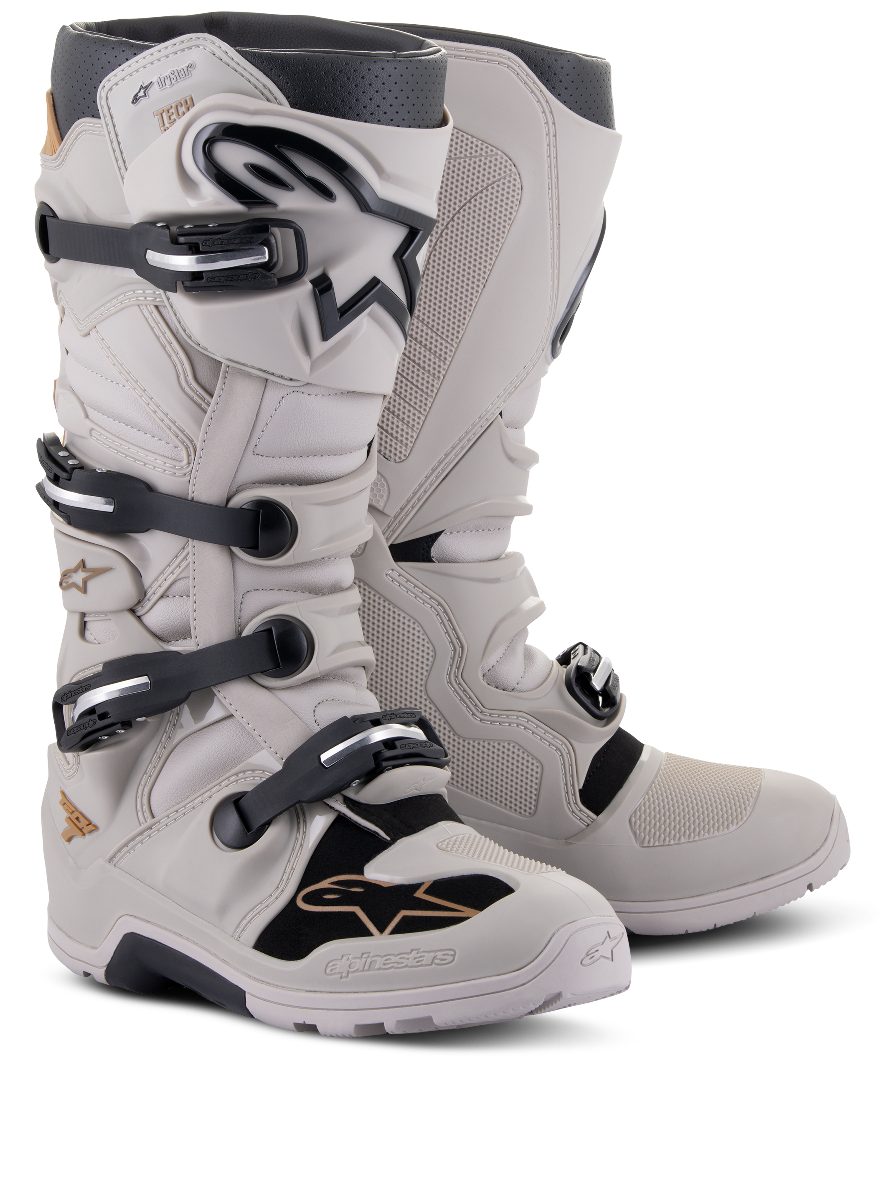 Bottes Alpinestars Tech 7 Enduro Drystar®, bottes d'enduro tout-terrain, gris sable, dotées de quatre fermetures à boucles noires, membrane imperméable, plaque de tibia en TPU et semelle robuste pour le motocross et l'enduro