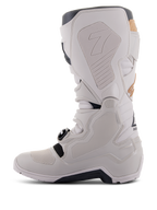 Bottes Alpinestars Tech 7 Enduro Drystar® en Gris Sable, vue du côté médial montrant des panneaux d'adhérence à texture nid d'abeille, construction en TPU gris clair et microfibre, semelle extérieure noire et membrane imperméable pour des performances tout-terrain.