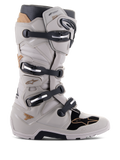 Bottes Alpinestars Tech 7 Enduro Drystar, bottes de moto enduro imperméables, gris sable et noir avec des accents dorés, système de fermeture à quatre boucles, plaques de protection en TPU, semelle robuste pour une adhérence tout-terrain