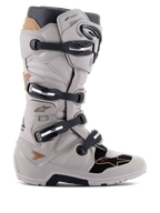 Bottes Alpinestars Tech 7 Enduro Drystar, bottes de moto enduro imperméables, gris sable et noir avec des accents dorés, système de fermeture à quatre boucles, plaques de protection en TPU, semelle robuste pour une adhérence tout-terrain