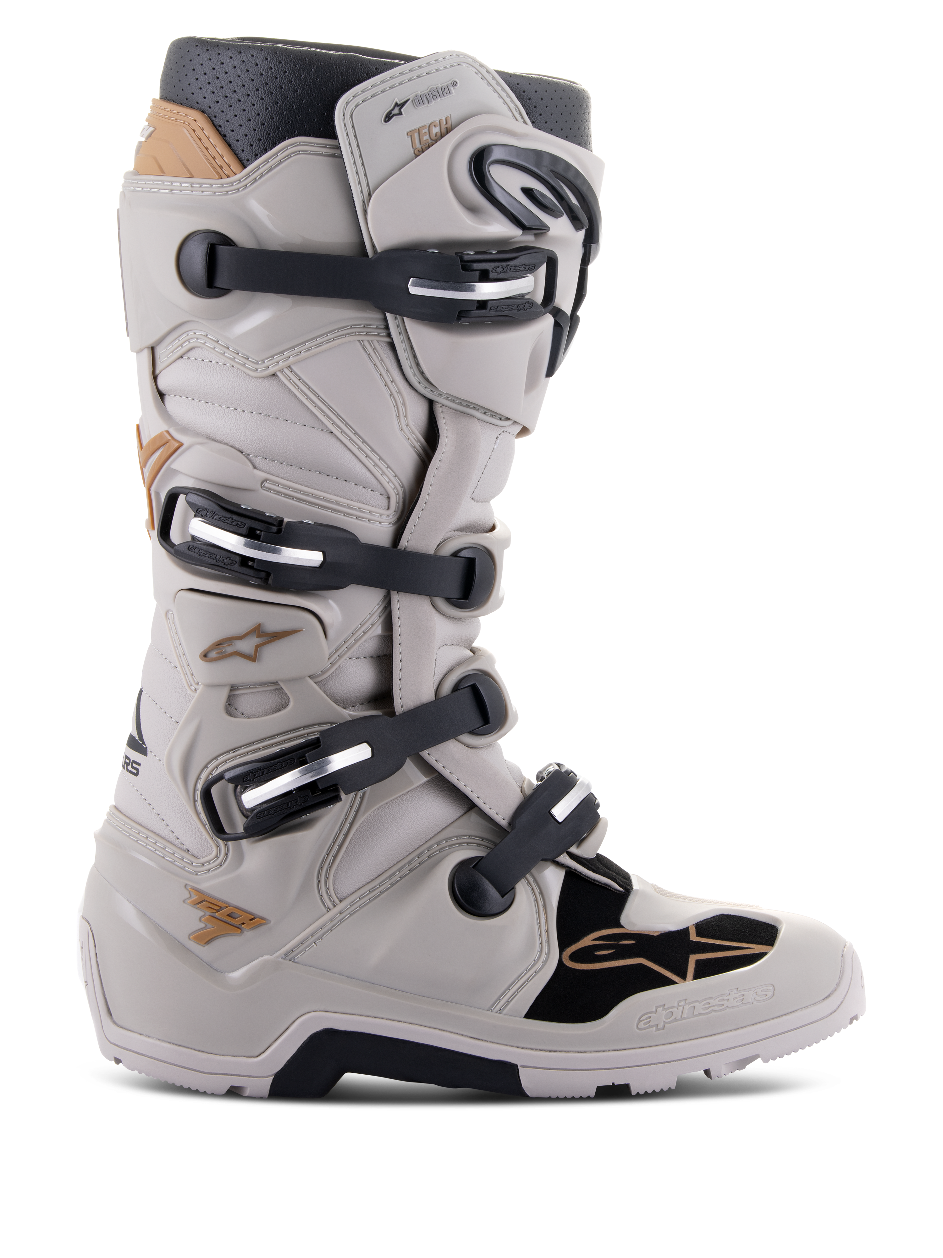 Bottes Alpinestars Tech 7 Enduro Drystar, bottes de moto enduro imperméables, gris sable et noir avec des accents dorés, système de fermeture à quatre boucles, plaques de protection en TPU, semelle robuste pour une adhérence tout-terrain