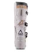 Bottes Alpinestars Tech 7 Enduro Drystar®, Gris Sable, vue arrière mettant en évidence le marquage ASTARS et la plaque de talon TECH SERIES, châssis en TPU gris clair avec des accents beige et des boucles noires, conçues pour la pratique de l'enduro