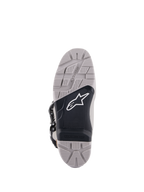 Bottes Alpinestars Tech 7 Enduro Drystar®, vue de la semelle, gris et noir, motif de semelle à haute adhérence avec un panneau central noir texturé, logo Astar blanc, dotées d'un insert remplaçable pour la durabilité et l'adhérence en pilotage enduro