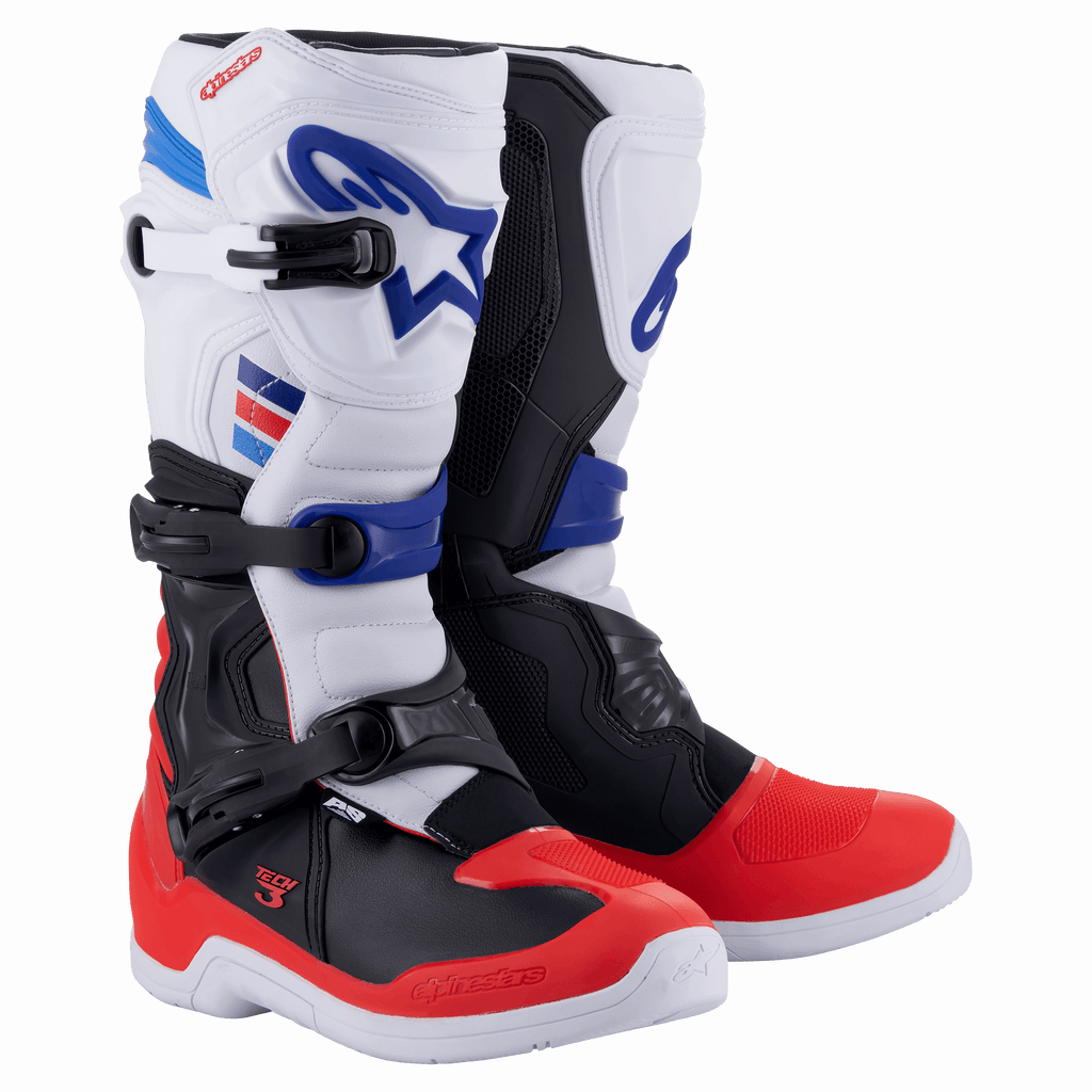 Bottes Alpinestars Tech 3, bottes de motocross et de tout-terrain, blanc, rouge vif et bleu foncé, dotées d'une fermeture à triple boucle, de plaques de tibia et de talon en TPU, construction en microfibre durable avec semelles blanches et accents de logo bleus