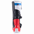 Bottes Alpinestars Tech 3, bottes de motocross, blanc, rouge vif et bleu foncé, vue arrière montrant les zones de flexion en accordéon rouges, tige blanche avec sangle à logo bleue et contrefort de talon protecteur
