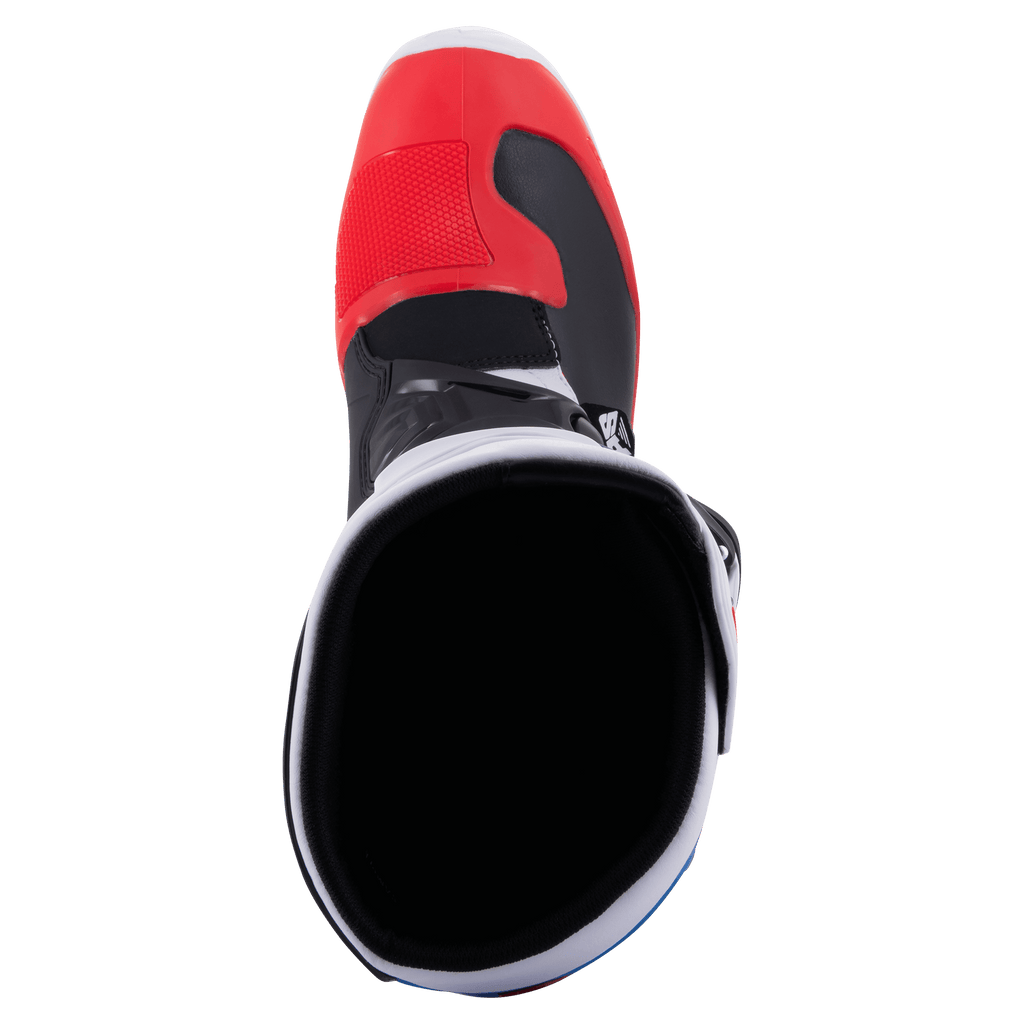 Bottes Alpinestars Tech 3, bottes de motocross, blanc, rouge éclatant et bleu foncé, vue de dessus de l'ouverture de la botte, avec bout rouge et doublure intérieure noire, construction légère en microfibre et TPU pour la course tout-terrain