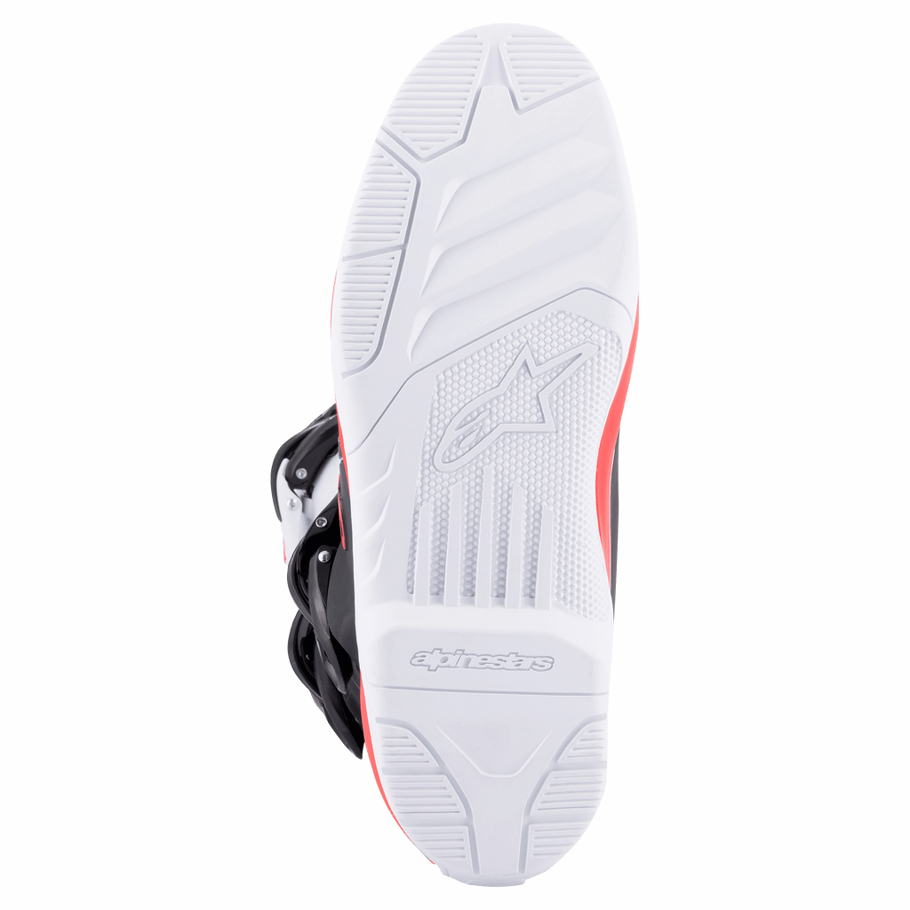 Bottes Alpinestars Tech 3, Blanc Rouge Vif Bleu Foncé, gros plan sur la semelle extérieure en caoutchouc blanc à haute adhérence avec relief texturé et logo embossé, conçues pour la performance en motocross et tout-terrain
