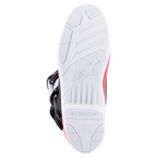 Bottes Alpinestars Tech 3, Blanc Rouge Vif Bleu Foncé, gros plan sur la semelle extérieure en caoutchouc blanc à haute adhérence avec relief texturé et logo embossé, conçues pour la performance en motocross et tout-terrain