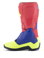 Bottes Alpinestars Tech 3, bottes de motocross, rouge vif, bleu foncé et jaune fluo, vue de profil, dotées d'un design multicolore éclatant avec des panneaux de protection en TPU, une coque de pied renforcée et une semelle extérieure en caoutchouc noir à haute adhérence