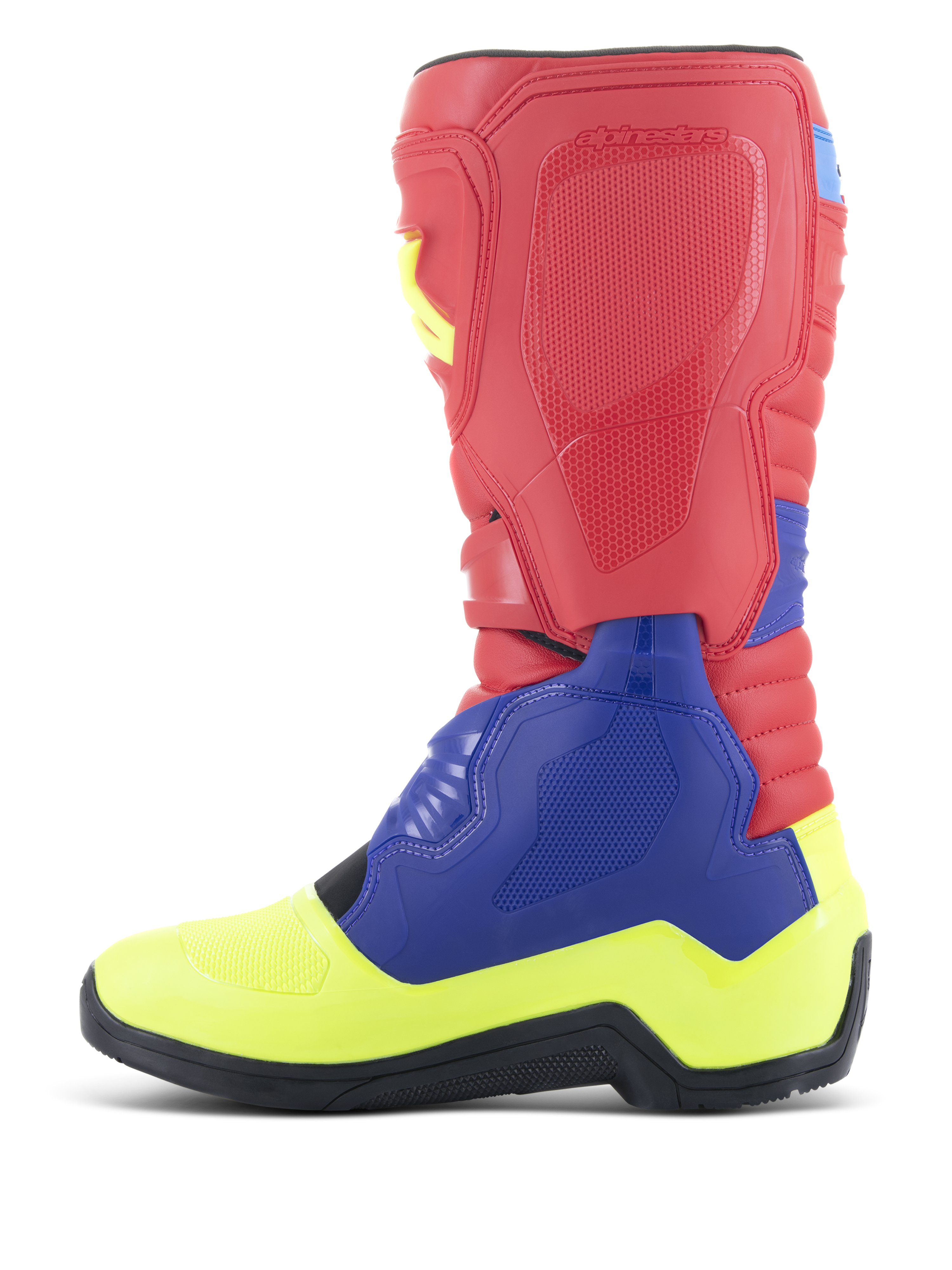 Bottes Alpinestars Tech 3, bottes de motocross, rouge vif, bleu foncé et jaune fluo, vue de profil, dotées d'un design multicolore éclatant avec des panneaux de protection en TPU, une coque de pied renforcée et une semelle extérieure en caoutchouc noir à haute adhérence