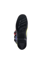 Bottes Alpinestars Tech 3, bottes de motocross, rouge vif, bleu foncé et jaune fluo, vue détaillée de la semelle extérieure en caoutchouc noir à haute adhérence avec motifs de traction texturés et logo Alpinestars embossé pour un meilleur contrôle sur les repose-pieds.