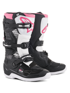 Bottes Alpinestars Stella Tech 3, bottes de motocross pour femme, noir, blanc et rose, dotées d'une plaque de tibia blanche avec logo Alpinestars rose, d'un châssis noir avec zones de flexion blanches et d'un système de fermeture à trois boucles