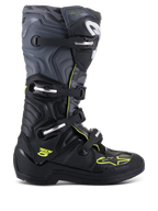 Bottes Alpinestars Tech 5, bottes de motocross tout-terrain, vue de profil, noir et gris froid avec accents jaune fluo, motif camouflage, boucles réglables et semelle de protection robuste.