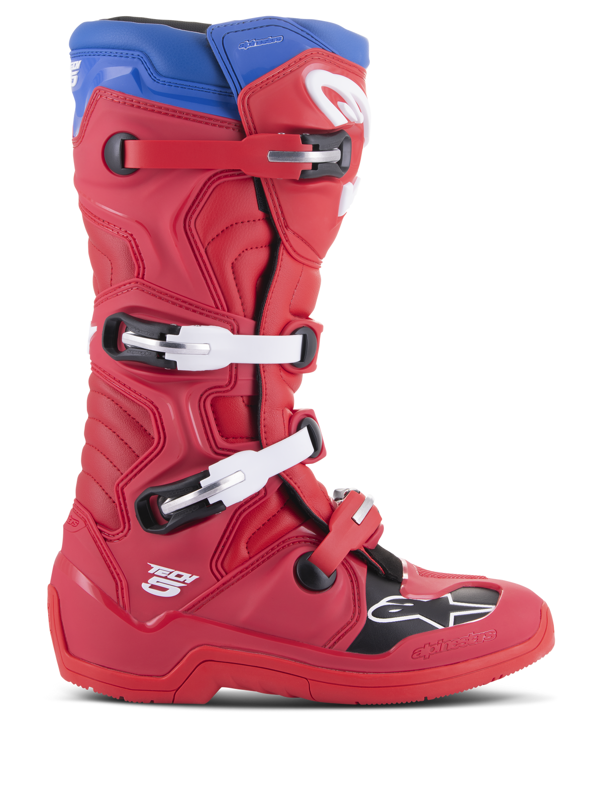 Bottes Alpinestars Tech 5, bottes de course de motocross, rouge vif et bleu alpin, profil latéral avec système de fermeture à quatre boucles, zone des orteils renforcée avec panneau noir et logo blanc, châssis en microfibre durable pour protection tout-terrain