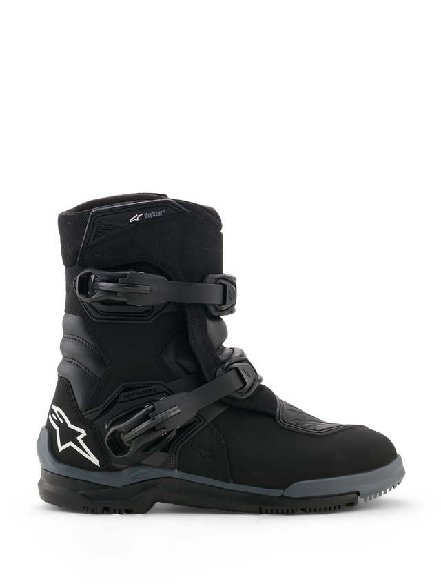 Bottes Alpinestars Belize V2 Drystar®, bottes de moto noires, vue de profil avec deux boucles de fermeture réglables, logo étoile Alpinestars blanc sur le talon, semelle tout-terrain robuste et conception imperméable pour le pilotage adventure