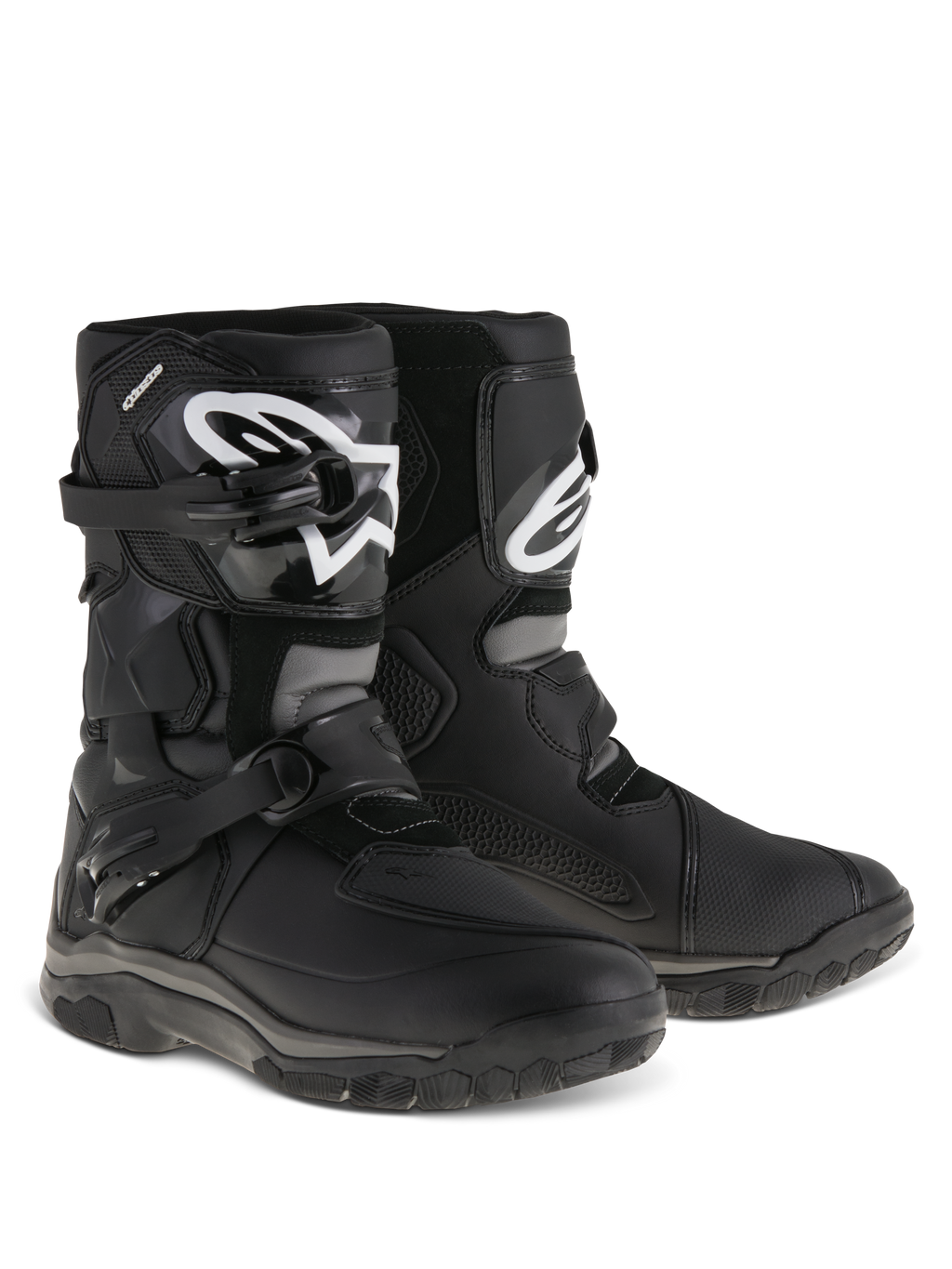 Bottes Alpinestars Belize Drystar®, bottes de moto d'aventure et touring, noires, conception basse avec système de fermeture à double boucles, plaque de tibia en TPU avec logo Alpinestars blanc, semelle extérieure robuste en caoutchouc vulcanisé pour un usage mixte route et sentier
