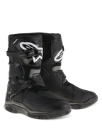 Bottes Alpinestars Belize Drystar®, bottes de moto d'aventure et touring, noires, conception basse avec système de fermeture à double boucles, plaque de tibia en TPU avec logo Alpinestars blanc, semelle extérieure robuste en caoutchouc vulcanisé pour un usage mixte route et sentier