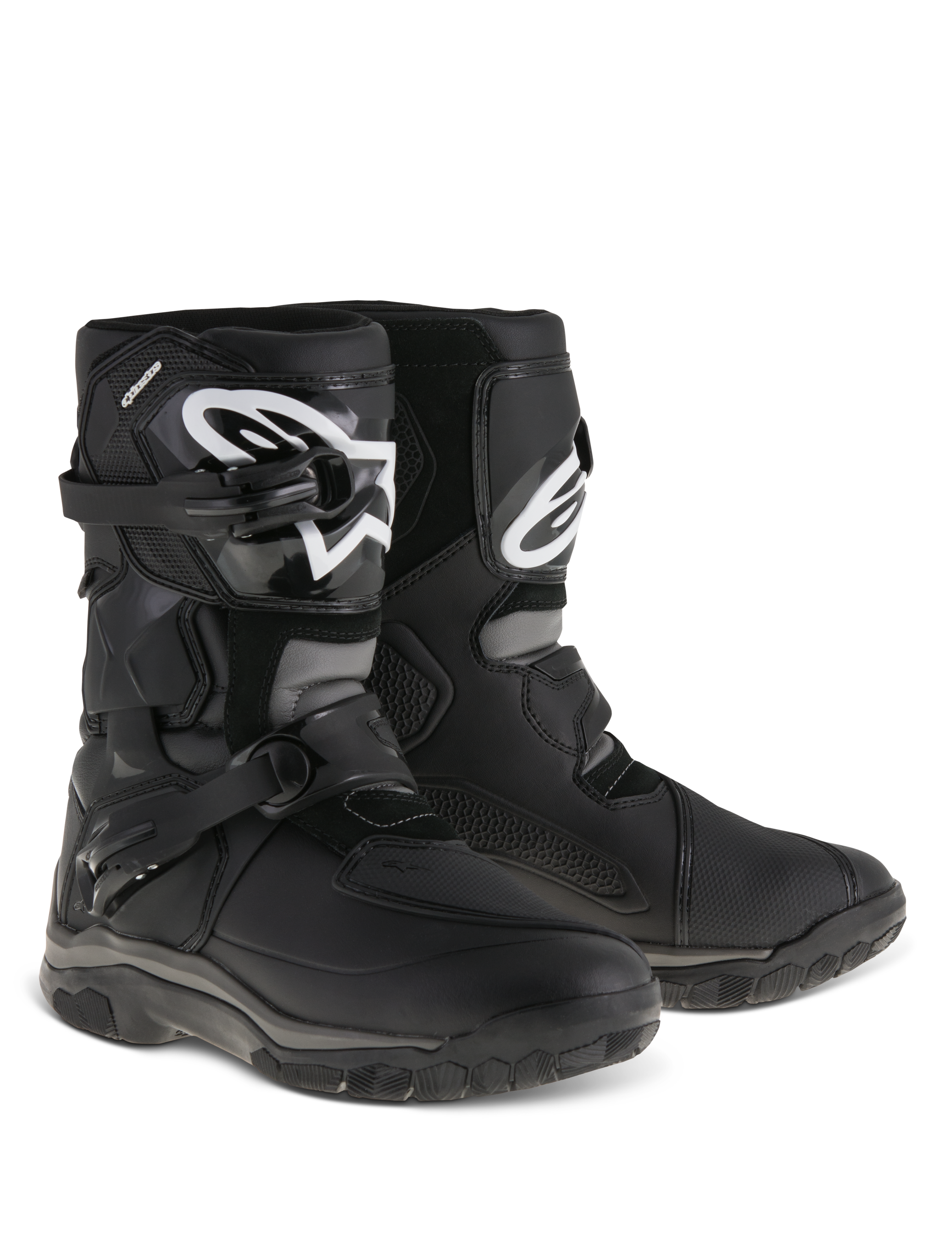 Bottes Alpinestars Belize Drystar®, bottes de moto d'aventure et touring, noires, conception basse avec système de fermeture à double boucles, plaque de tibia en TPU avec logo Alpinestars blanc, semelle extérieure robuste en caoutchouc vulcanisé pour un usage mixte route et sentier