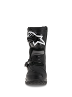 Bottes Alpinestars Belize Drystar®, bottes de moto d'aventure et de touring, noires, vue de face présentant une plaque de tibia en TPU avec un grand logo blanc, un système de fermeture à double boucle et une semelle extérieure vulcanisée robuste