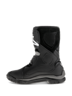 Bottes Alpinestars Belize Drystar®, bottes de moto noires, vue de profil montrant la construction en cuir avec panneaux de protection en TPU, texture en daim et semelle extérieure robuste en caoutchouc vulcanisé pour l'aventure et le touring