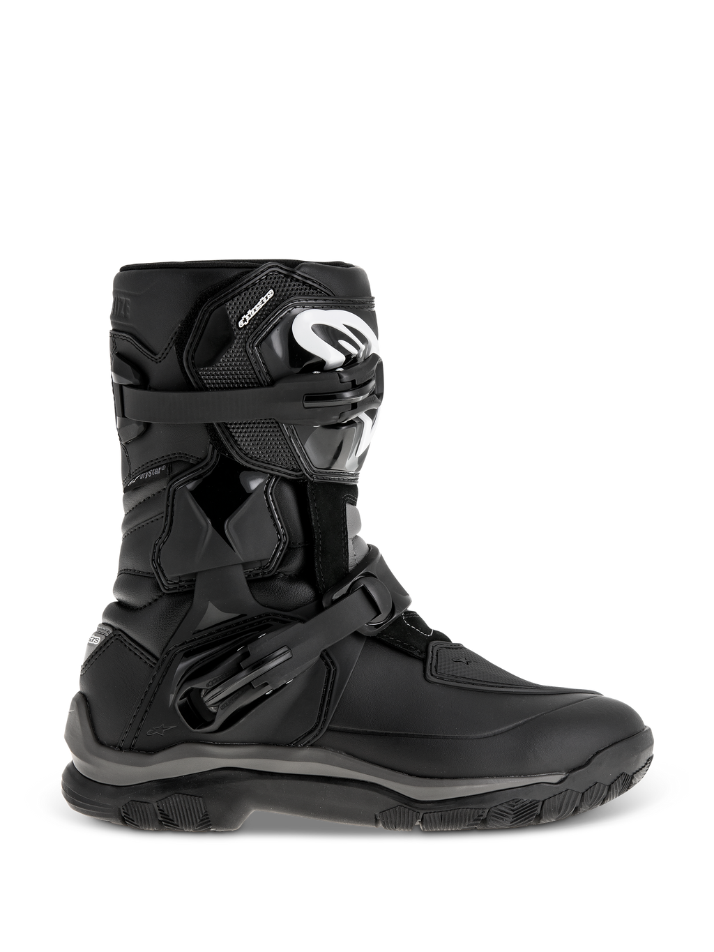Alpinestars Belize Drystar Boots, bottes d'aventure et de touring noires, design mi-hauteur avec double boucle réglable, semelle extérieure crantée robuste pour l'adhérence, panneaux de protection renforcés, logo blanc sur le tibia, chaussures de moto imperméables